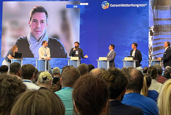 Medienforum beim ExtremWetterKongress: Was das virale blau-schwarze/weiß-goldene Kleid und die Wahrnehmung von Klimawirkungen miteinander gemein haben erklärte Podcast-Host André Dér-Hörmeyer. © FiW e. V.