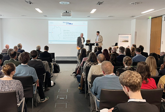 Projektkoordinator Mark Braun (FiW) und Thomas Griebe (Stadt Duisburg) stellen das Projekt vor. © FiW e. V.